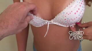 19 ubudala zinokuphathwa teen fucks kwaye efumana a umlomo lizele cum