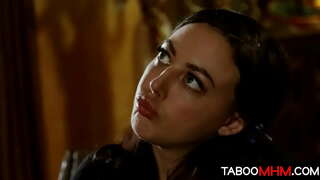 Stepdad fucks a leasiníon cosúil le múinteoir a punishes slutty schoolgirl