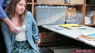 Črna deklica je ujela kraje v trgovinah in policist kaznuje njo.On gropes svoje majhne joške in dominira njo, da mu bj.Nato pa je njeno muco šiška