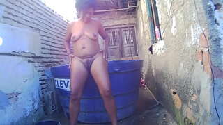 الغسيل على المسبح عارية