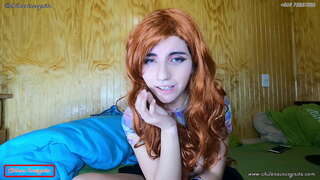 Момичето е развълнувана пред екрана