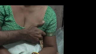 Üvey anne şehvetli oğluyla tek kişilik bir yatak paylaşıyor