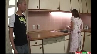 Hikaru Wakabayashi χρησιμοποιεί μεγάλα βυζιά της να παίζει με το πουλί του