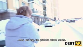 DEBT4K. Calibri فرشته متصدی بار نمی تواند به دست آوردن پول است اما او می تواند استفاده های جنسی او فریبندگی