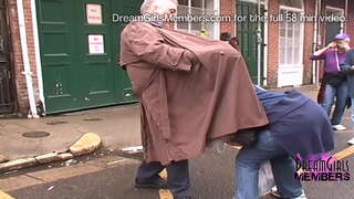 Sıcak Mılfs New Orleans&#039;ta Boncuklar İçin Sokaklara Çarptı